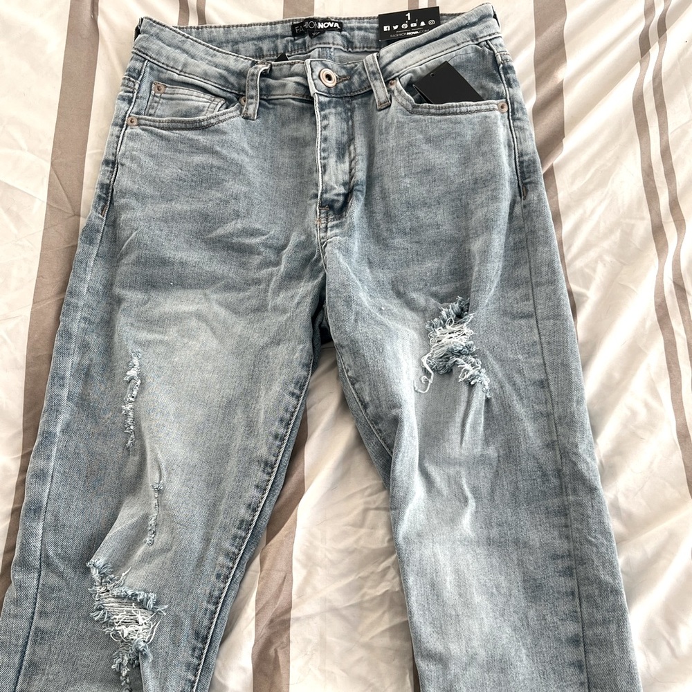 Fashion Nova Women’s ripped high rise skinny jeans. Size 1 regular length.